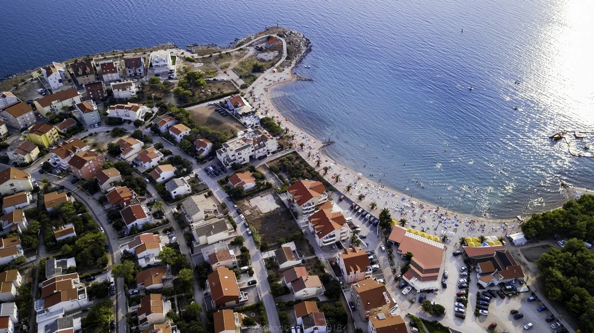Strand Dubrovnik an der Küste von Povljana